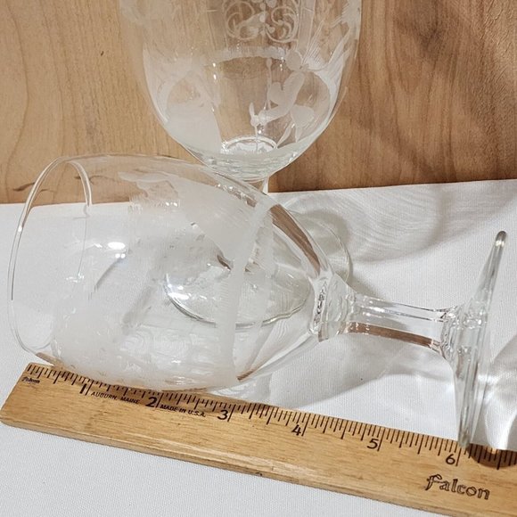 Finely Etched Glass French Provincial Courting Couple Wine Glasses 6" set of 2 - Picture 10 of 11